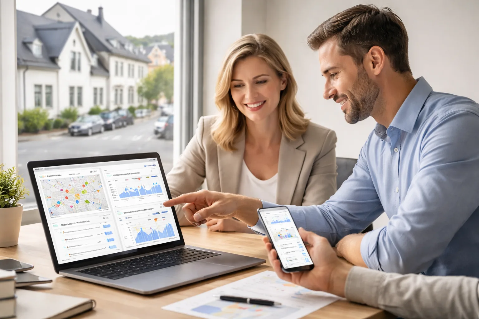 Fotorealistische
Werbeaufnahme einer Unternehmerin und eines Beraters in einem modernen Büro in Asbach, die digitale Sichtbarkeit über
lokale Suche, Maps und Webanalyse planen.